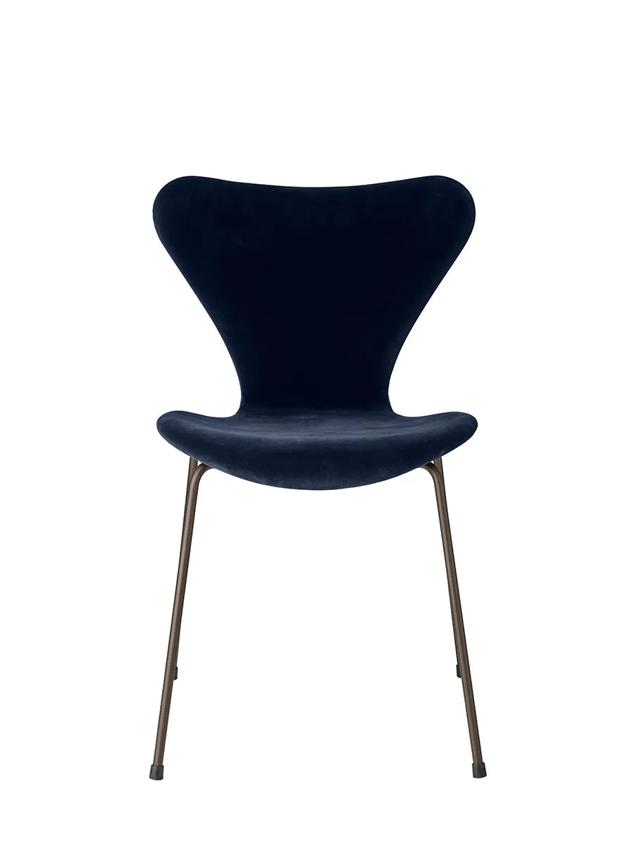 3107 Stuhl, vollgepolstert Velour von Arne Jacobsen - Mitternachtsblau - Jacobsen Plus