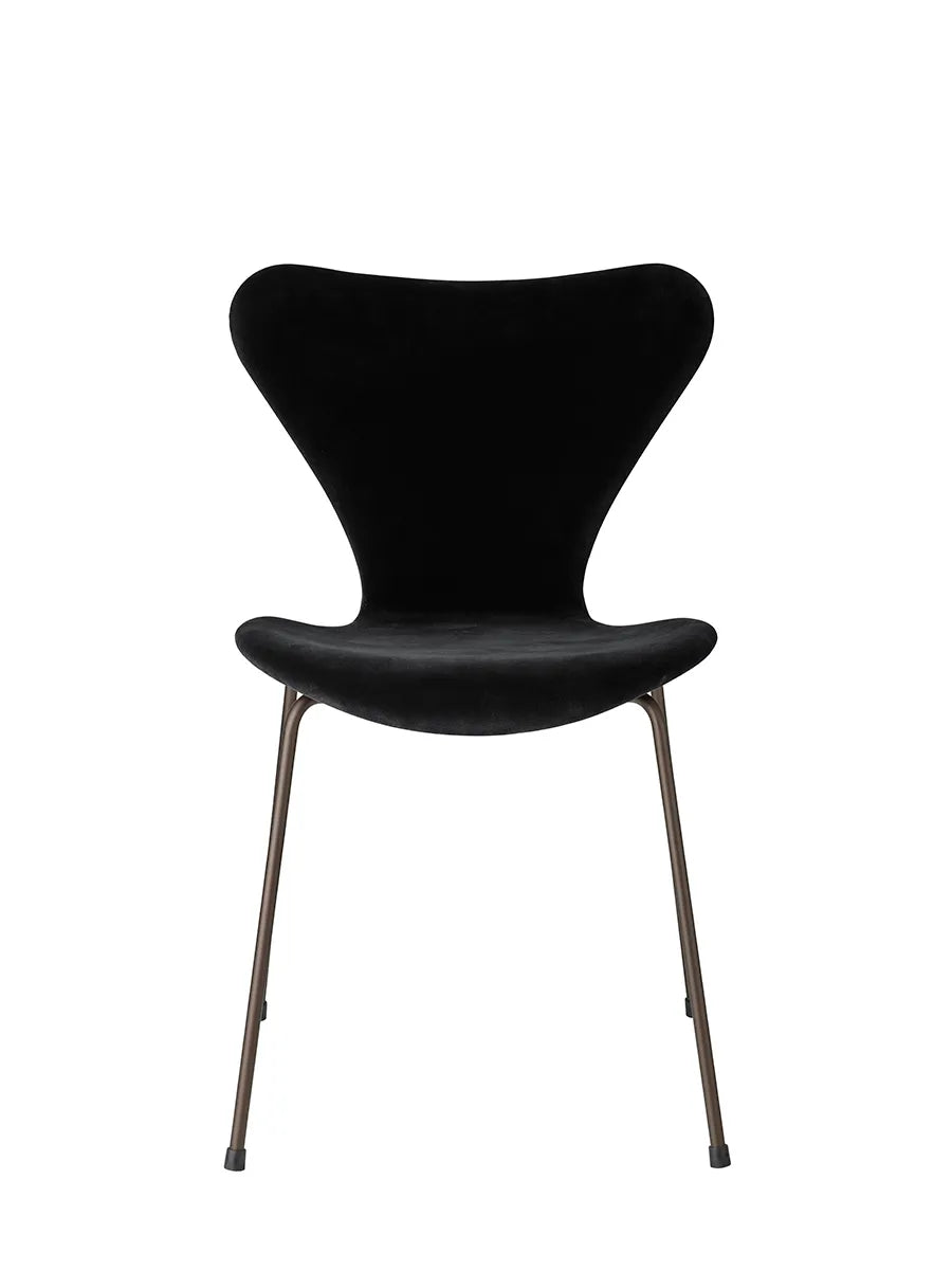 3107 Stuhl, vollgepolstert Velour von Arne Jacobsen - Nacht Schwarz - Jacobsen Plus