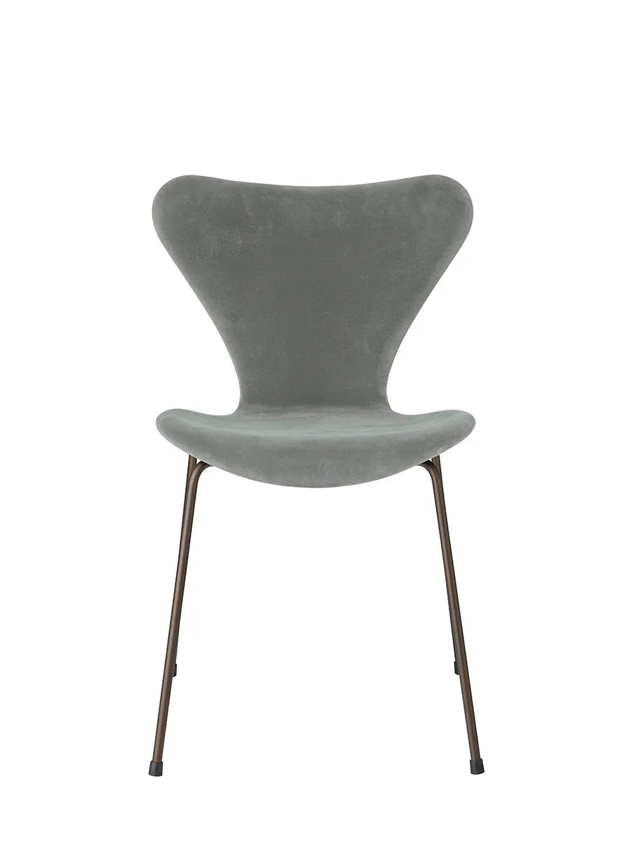 3107 Stuhl, vollgepolstert Velour von Arne Jacobsen - Seal Grey - Jacobsen Plus