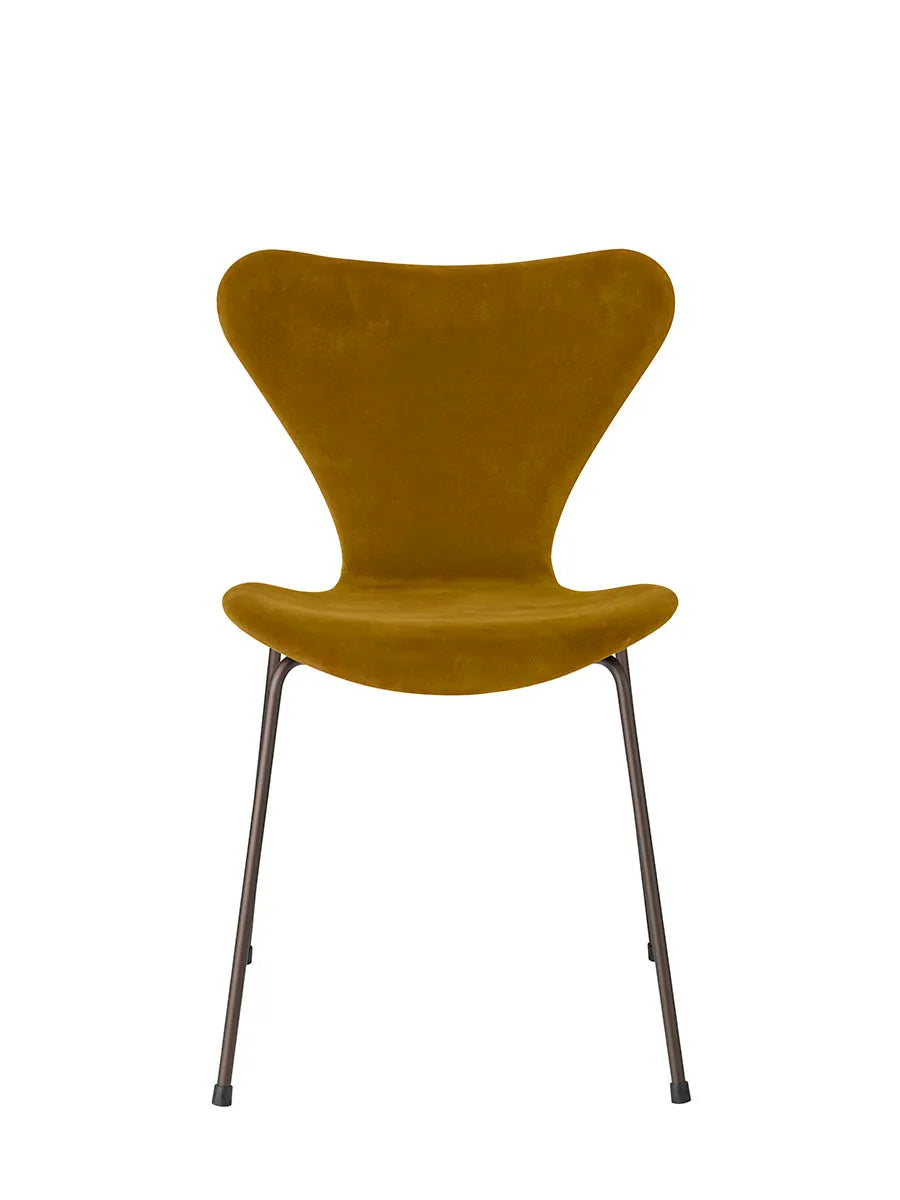 3107 Stuhl, vollgepolstert Velour von Arne Jacobsen - Soft Ocker - Jacobsen Plus