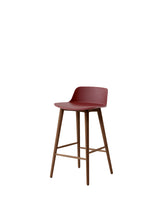Rely HW118 counter stool, walnut fra &Tradition - Red Brown - Jacobsen Plus