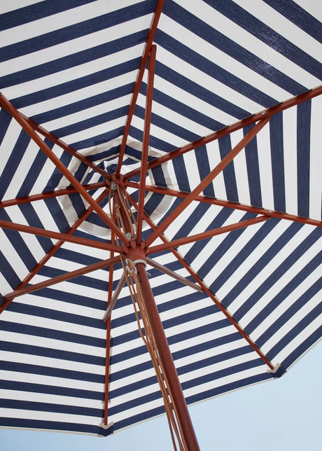 Skagerak Messina Sonnenschirm Ø270, Dark Blue Stripes fra Fritz Hansen - 2 - Jacobsen Plus