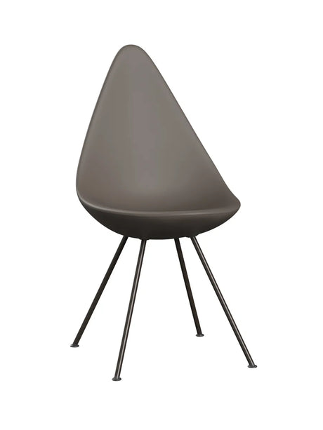 3110 Drop™ Stuhl af Arne Jacobsen - Kunststoff / Deep Clay / Schwarz - Jacobsen Plus