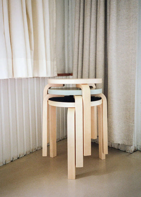 Stool 60, lackierte Birke von Artek - 2 - Jacobsen Plus