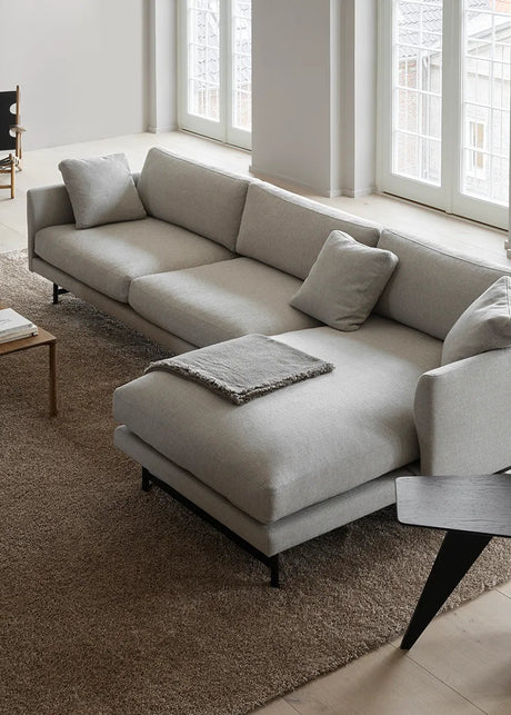 Calmo 3-Personen Sofa m. Chaiselongue, Sunniva 717 von Fredericia Furniture - 2 - Jacobsen Plus