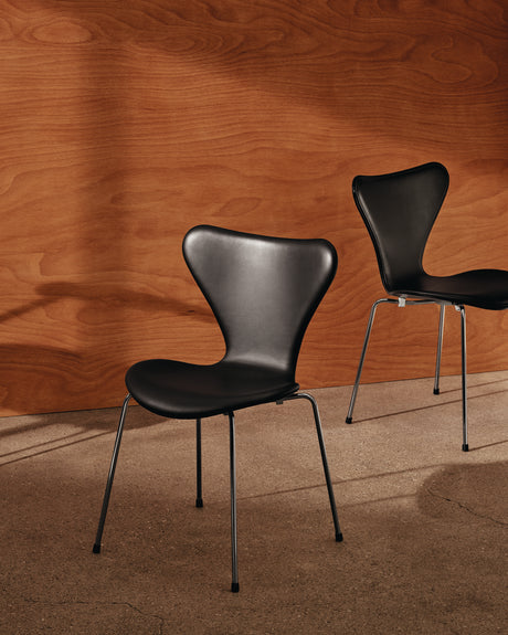 3107 Stuhl, vollgepolstert Essential Leder Schwarz / Chrom Gestell von Arne Jacobsen - 2 - Jacobsen Plus