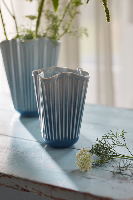 Hammershøi Unfold Vase, blau von Kähler - H: 16,5 cm. - Jacobsen Plus