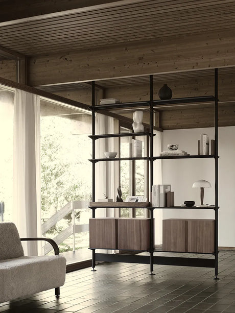 Pira G2 Floor-to-Ceiling Shelving Bundle A von String - Schwarz - Walnuss - Jacobsen Plus
