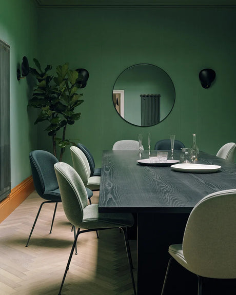 Private Dining Table, 320x100 cm von GUBI - Helles gebeiztes Eichenholz - Jacobsen Plus