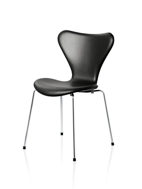 3107 Serie 7, vollgepolstert von Arne Jacobsen - Essential Leder / Schwarz - Jacobsen Plus