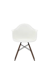 Eames Plastic Armchair DAW, mørkbejdset ahorntræ fra Vitra - White - Jacobsen Plus