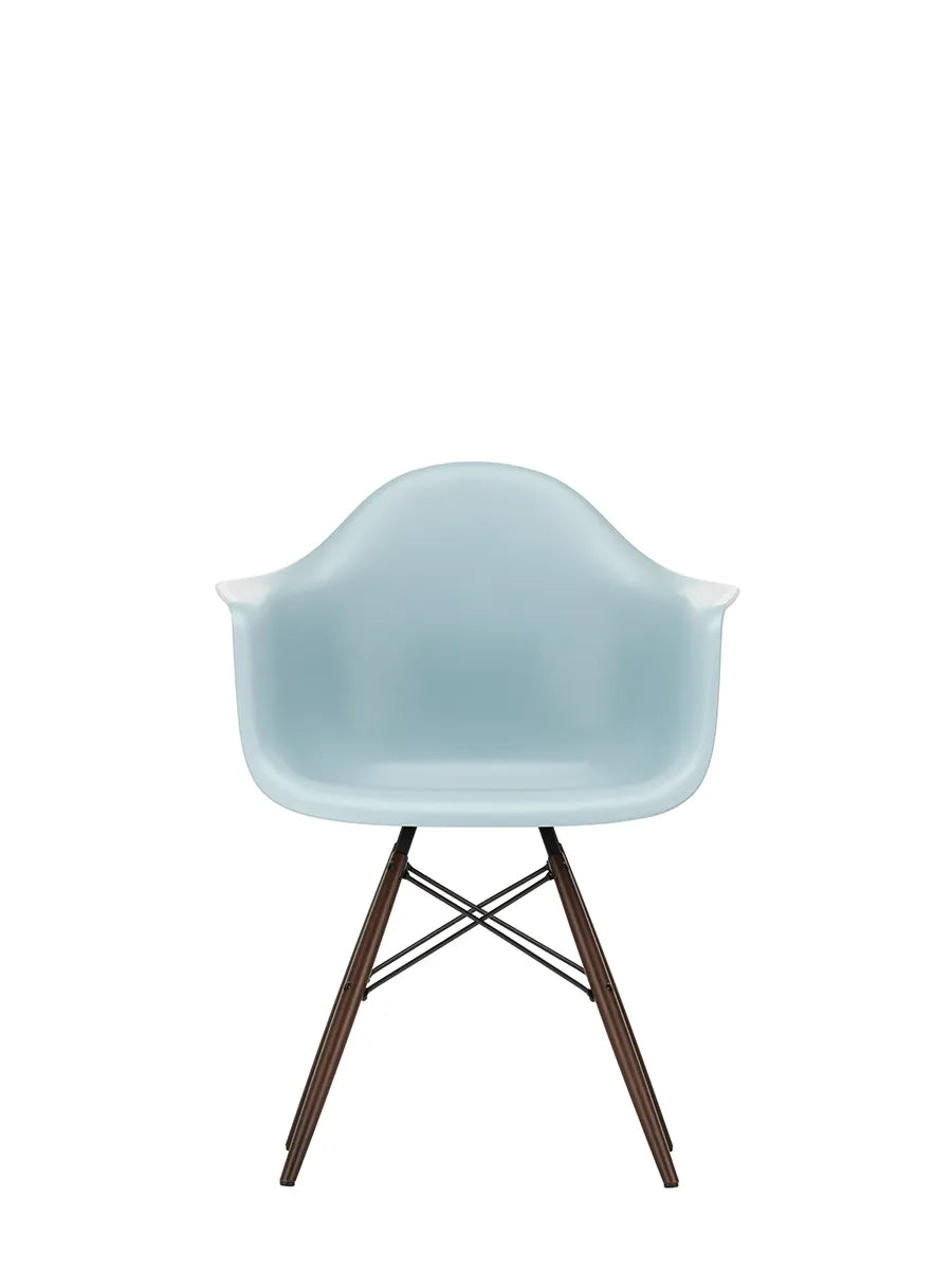 Eames Plastic Armchair DAW, mørkbejdset ahorntræ fra Vitra - Ice grey - Jacobsen Plus