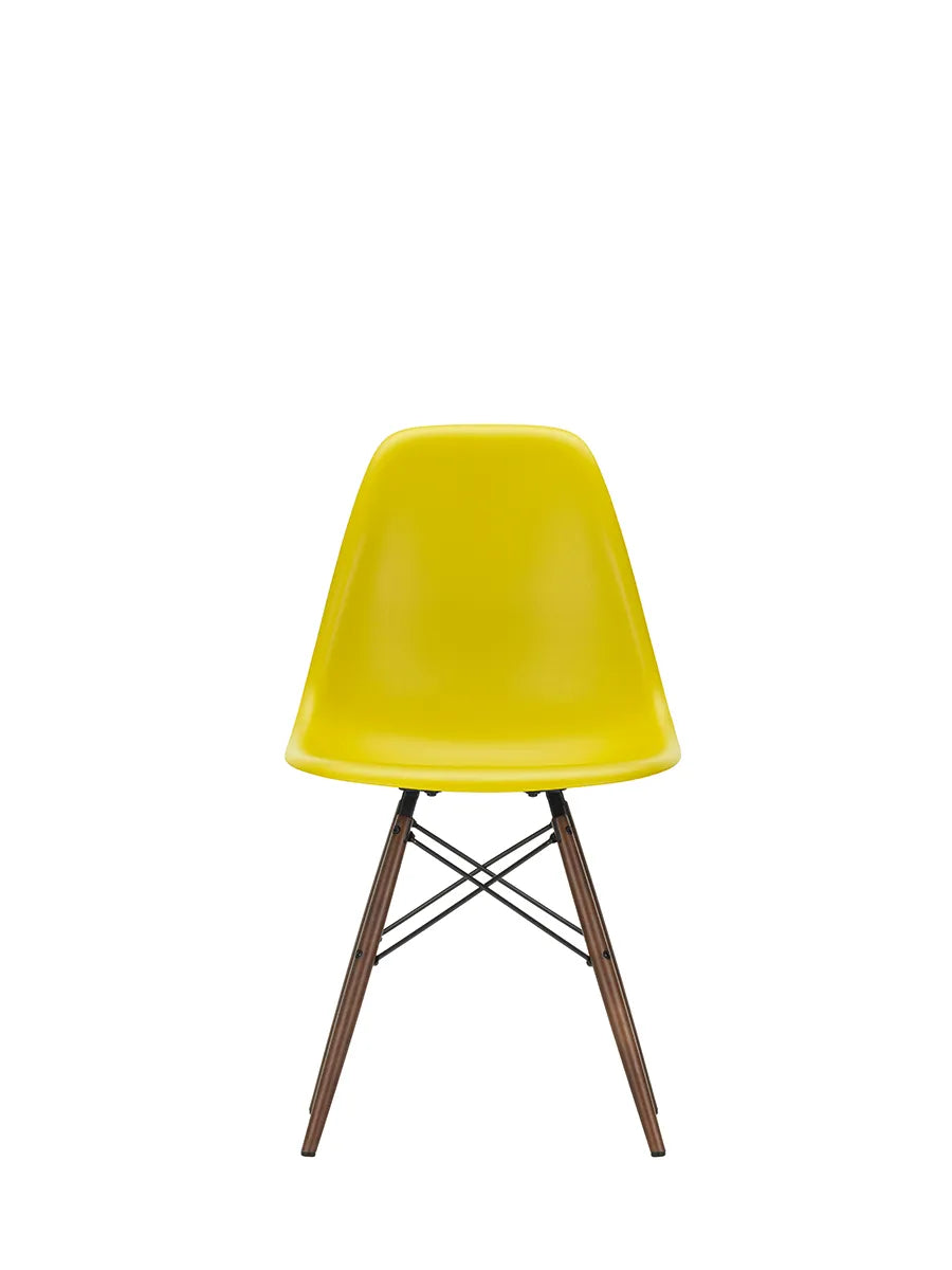Eames Plastic Side Chair DSW, mørkbejdset ahorntræ fra Vitra