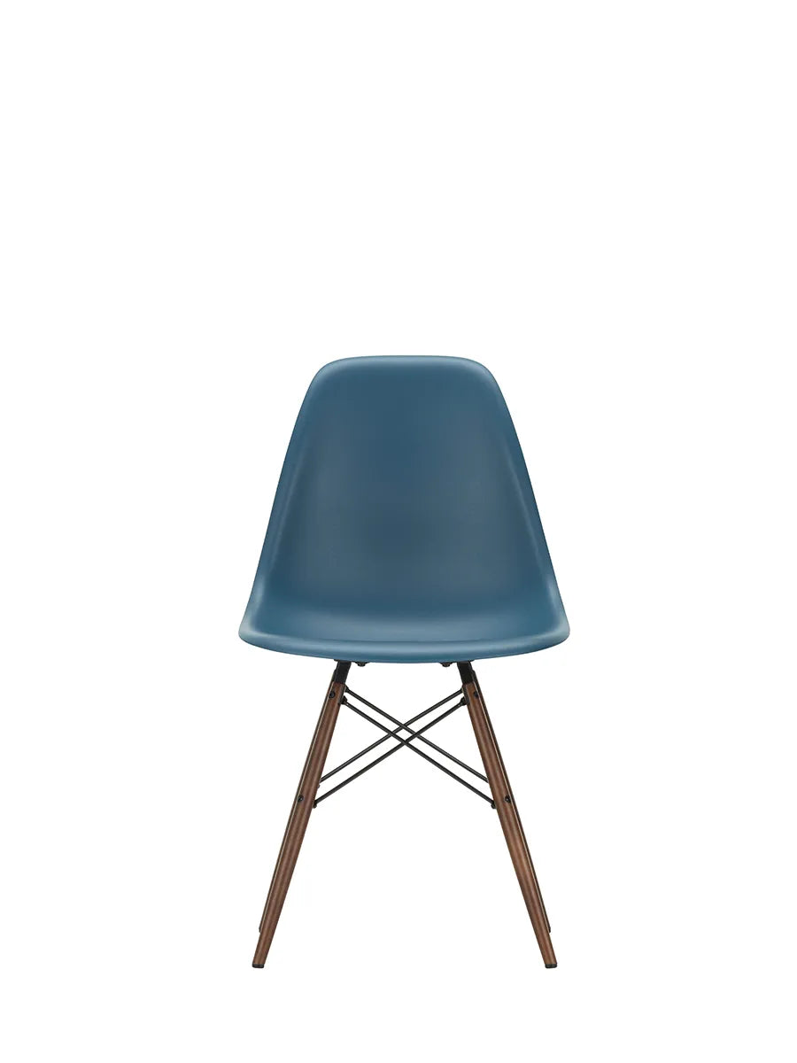 Eames Plastic Side Chair DSW, mørkbejdset ahorntræ fra Vitra