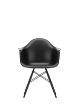 Eames Plastic Armchair DAW, sortlakeret ahorntræ fra Vitra - Deep black - Jacobsen Plus