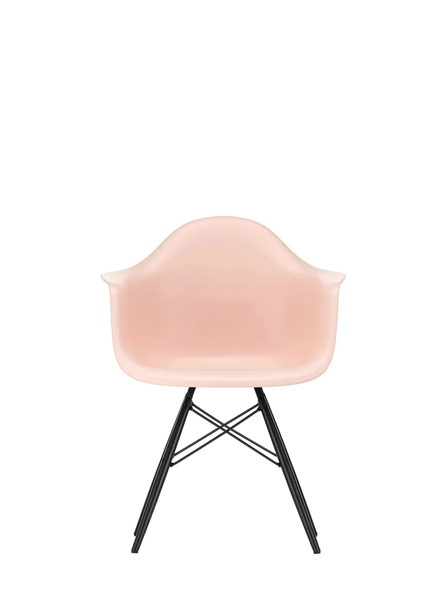 Eames Plastic Armchair DAW, sortlakeret ahorntræ fra Vitra - Pale Rose - Jacobsen Plus
