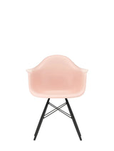 Eames Plastic Armchair DAW, sortlakeret ahorntræ fra Vitra - Pale Rose - Jacobsen Plus
