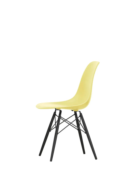 Eames Plastic Side Chair DSW, schwarz lackiertem Ahorn von Vitra - Mustard - Jacobsen Plus