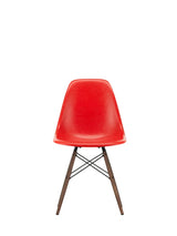 Eames Fiberglass Chair DSW, mørkbejdset ahorn fra Vitra - Eames Red - Jacobsen Plus