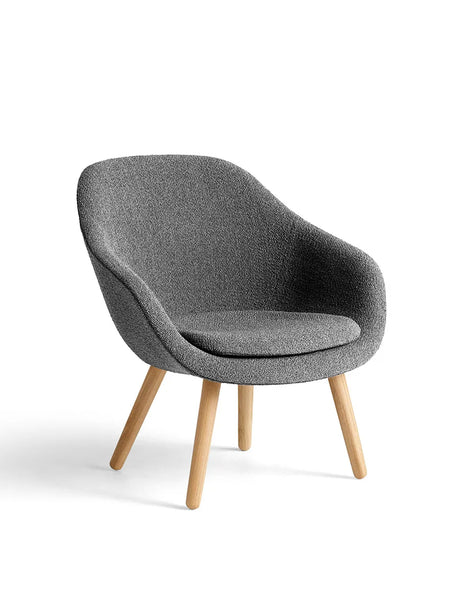About a Lounge Chair low AAL82 von HAY - Steelcut / Lackierte Eiche - Jacobsen Plus