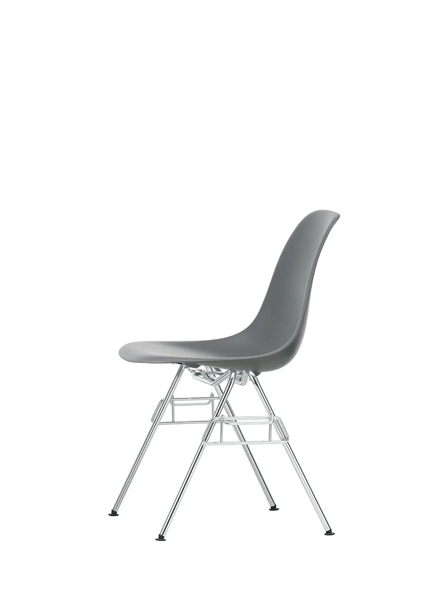 Eames Plastic Side Chair DSS, stabelbar fra Vitra