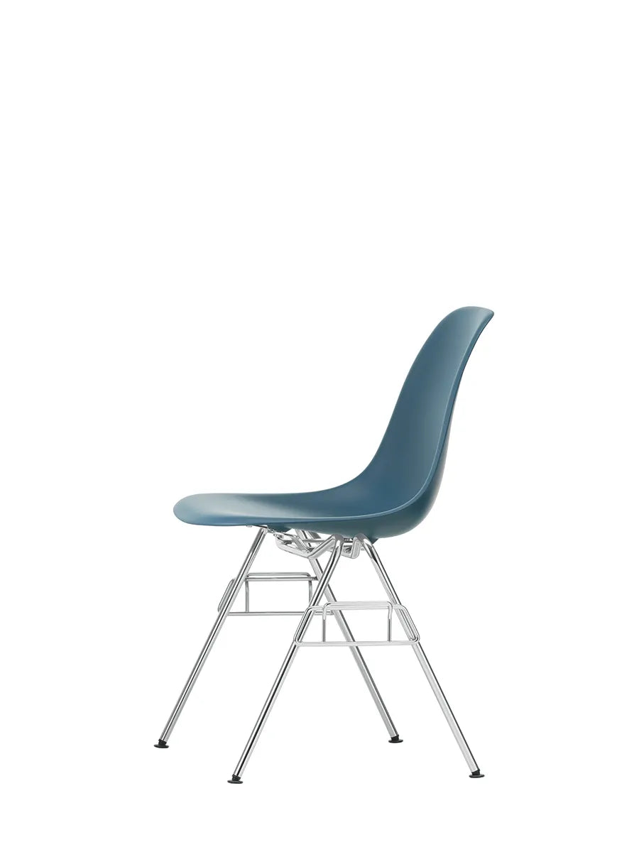 Eames Plastic Side Chair DSS-N, stabelbar fra Vitra