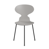 3100 Myren med 3 ben, sort stel af Arne Jacobsen - Lakeret finér - Nine Grey (150) - Jacobsen Plus
