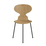 3100 Myren med 3 ben, sort stel af Arne Jacobsen - Klar lakeret finér - Eg - Jacobsen Plus