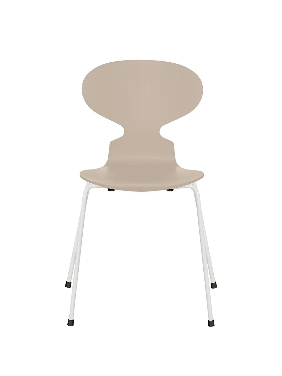 3101 Myren Stol lakeret af Arne Jacobsen - Light Beige / Hvid - Jacobsen Plus