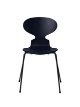 3101 Myren Stol i farvet ask af Arne Jacobsen - Midnight Blue / Sort - Jacobsen Plus