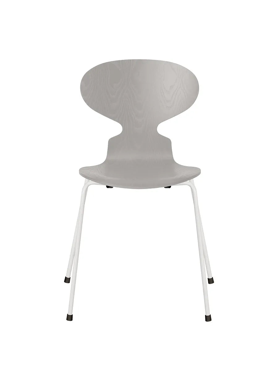 3101 Myren Stol i farvet ask af Arne Jacobsen