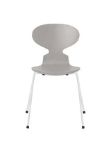 3101 Myren Stol i farvet ask af Arne Jacobsen - Nine Grey / Hvid - Jacobsen Plus