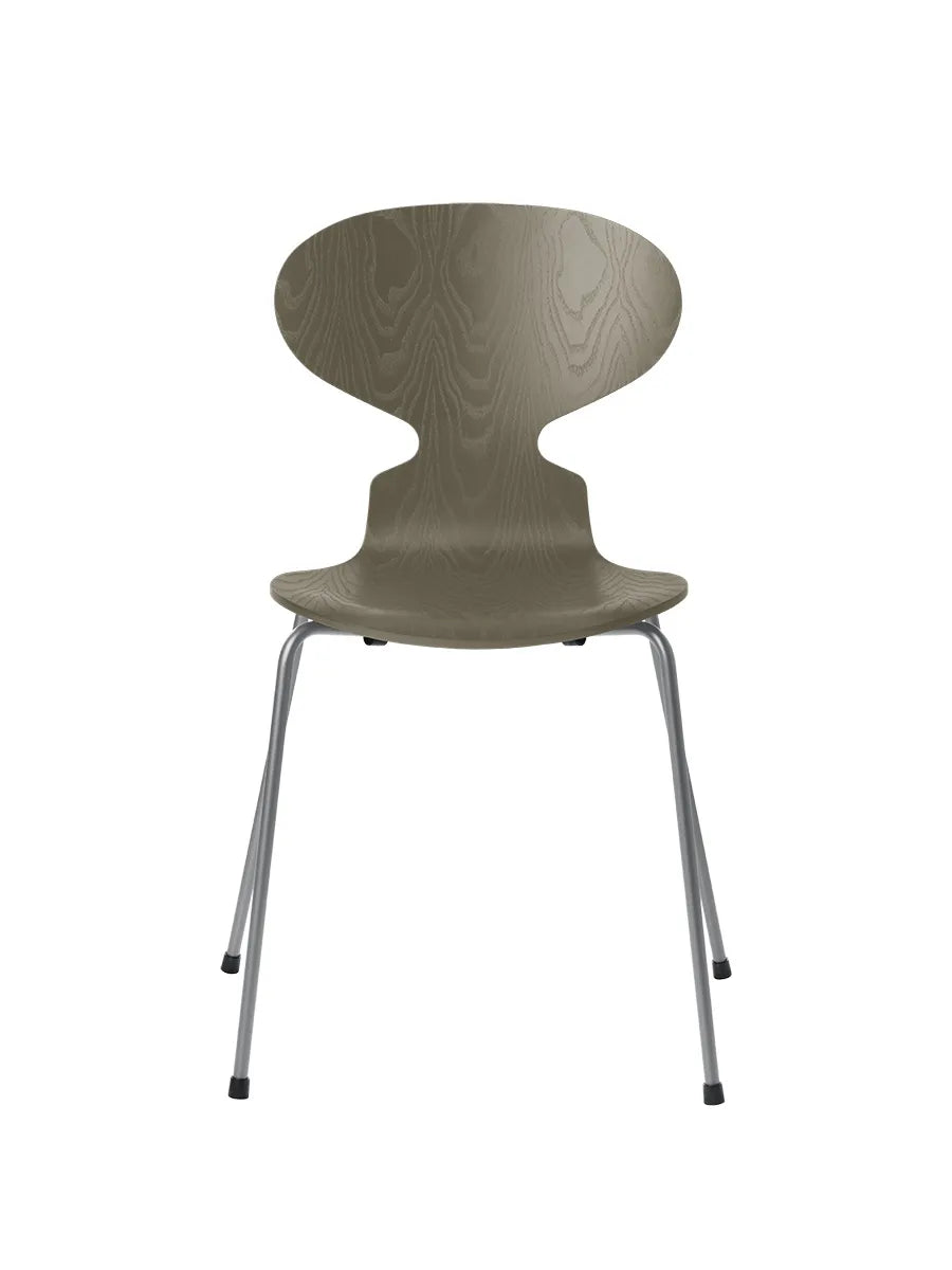 3101 Myren Stol i farvet ask af Arne Jacobsen