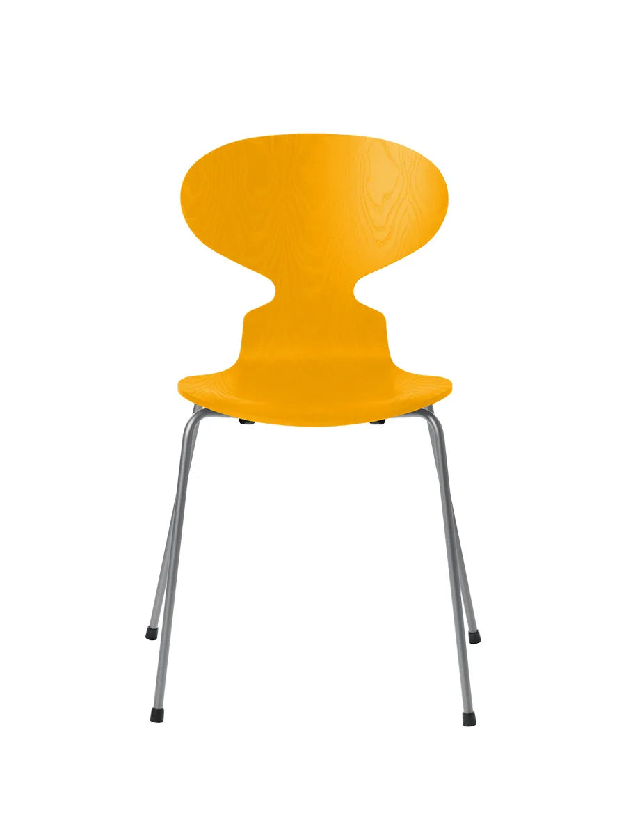 3101 Myren Stol i farvet ask af Arne Jacobsen