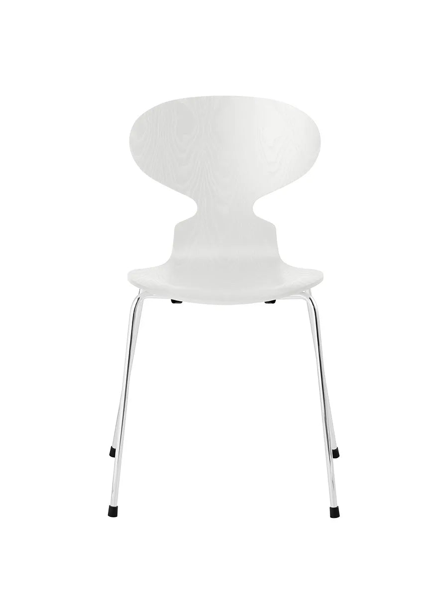 3101 Myren Stol i farvet ask af Arne Jacobsen