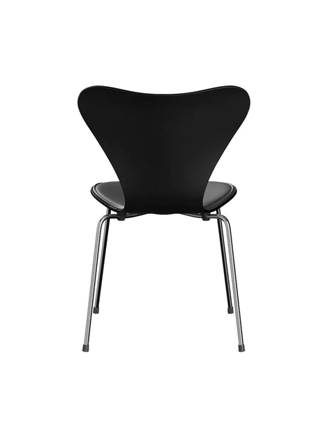 3107 Serie 7 Stuhl, forsidepolstret von Arne Jacobsen - Schwarze Esche (Furnier) / Schwarz Essential Leder - Jacobsen Plus