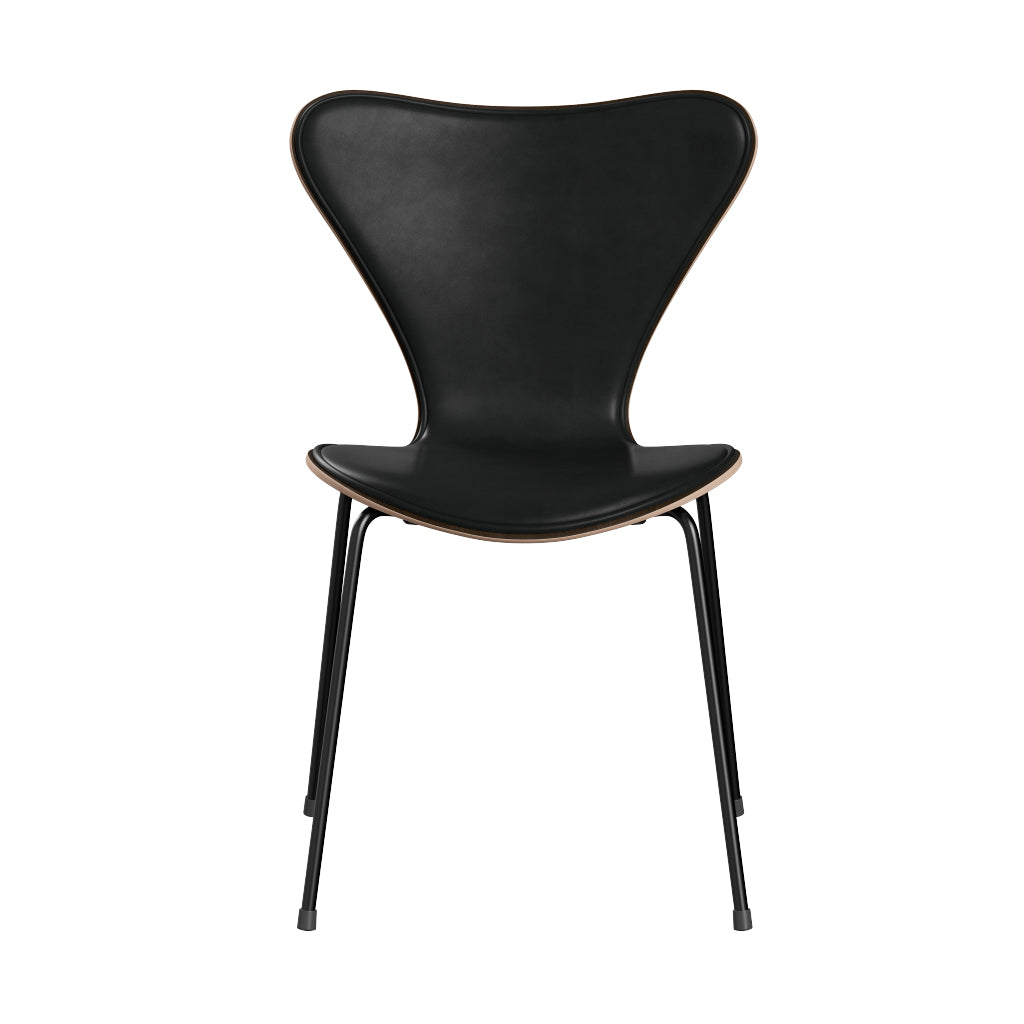 Fritz Hansen - 3107 stol, naturfiner og forsidepolstret i Grace læder - Mørkbejdset eg - Sort læder - Sort stel - Jacobsen Plus