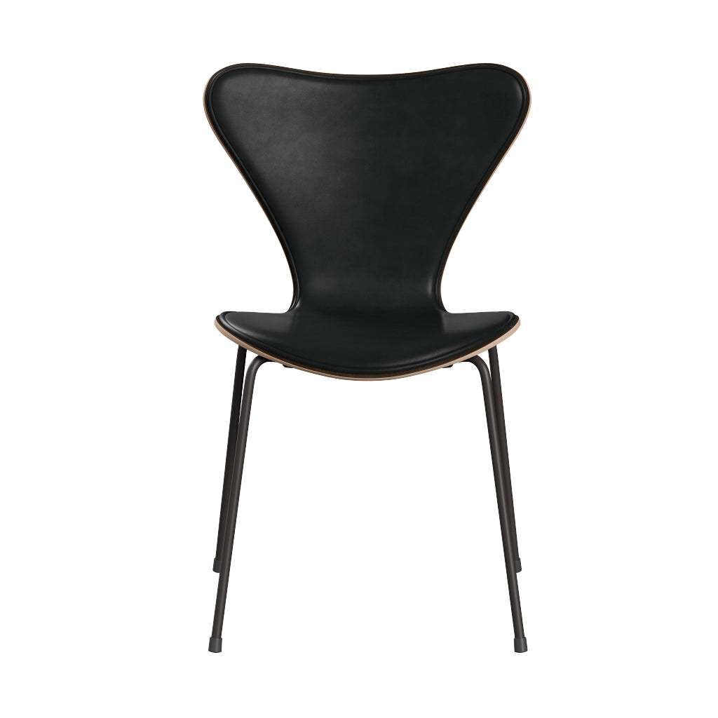Fritz Hansen - 3107 stol, naturfiner og forsidepolstret i Grace læder - Mørkbejdset eg- Sort læder - Warm Graphite stel - Jacobsen Plus