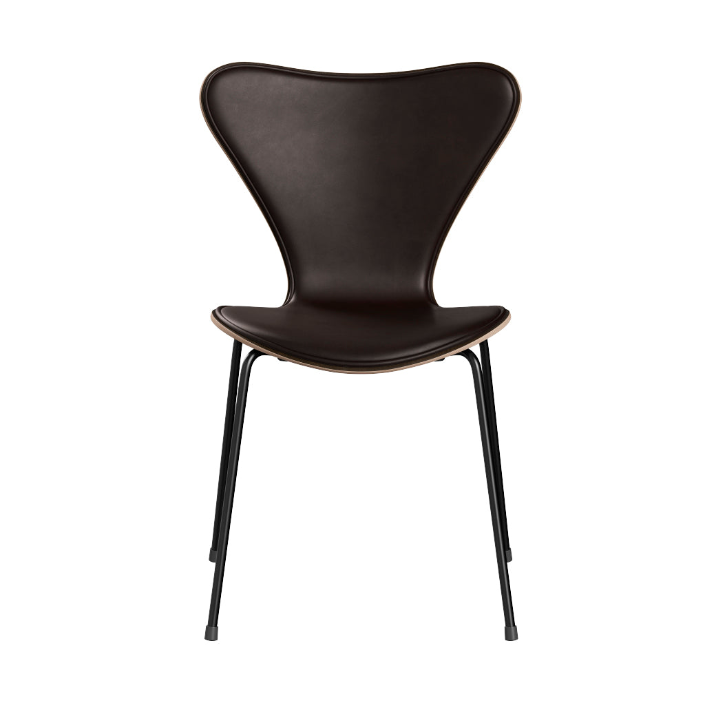 Fritz Hansen - 3107 stol, naturfiner og forsidepolstret i Grace læder - Mørkbejdset eg - Mørk brun læder - Sort stel - Jacobsen Plus