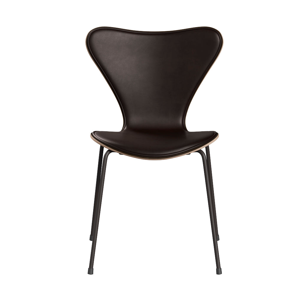 Fritz Hansen - 3107 stol, naturfiner og forsidepolstret i Grace læder - Mørkbejdset eg - Mørk brun læder - Warm Graphite stel - Jacobsen Plus
