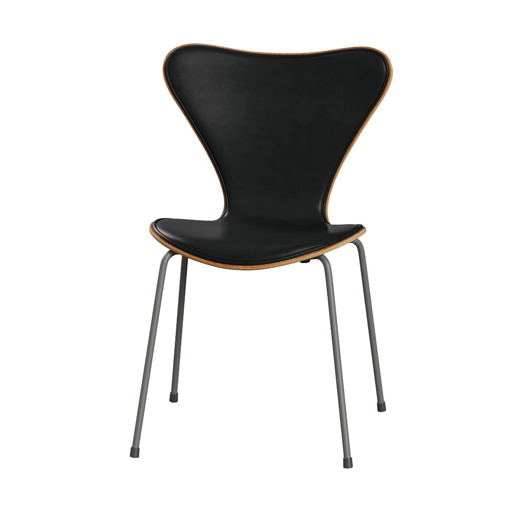 Fritz Hansen - 3107 stol, naturfiner og forsidepolstret i Grace læder - Elm - Sort læder - Silver Grey stel - Jacobsen Plus