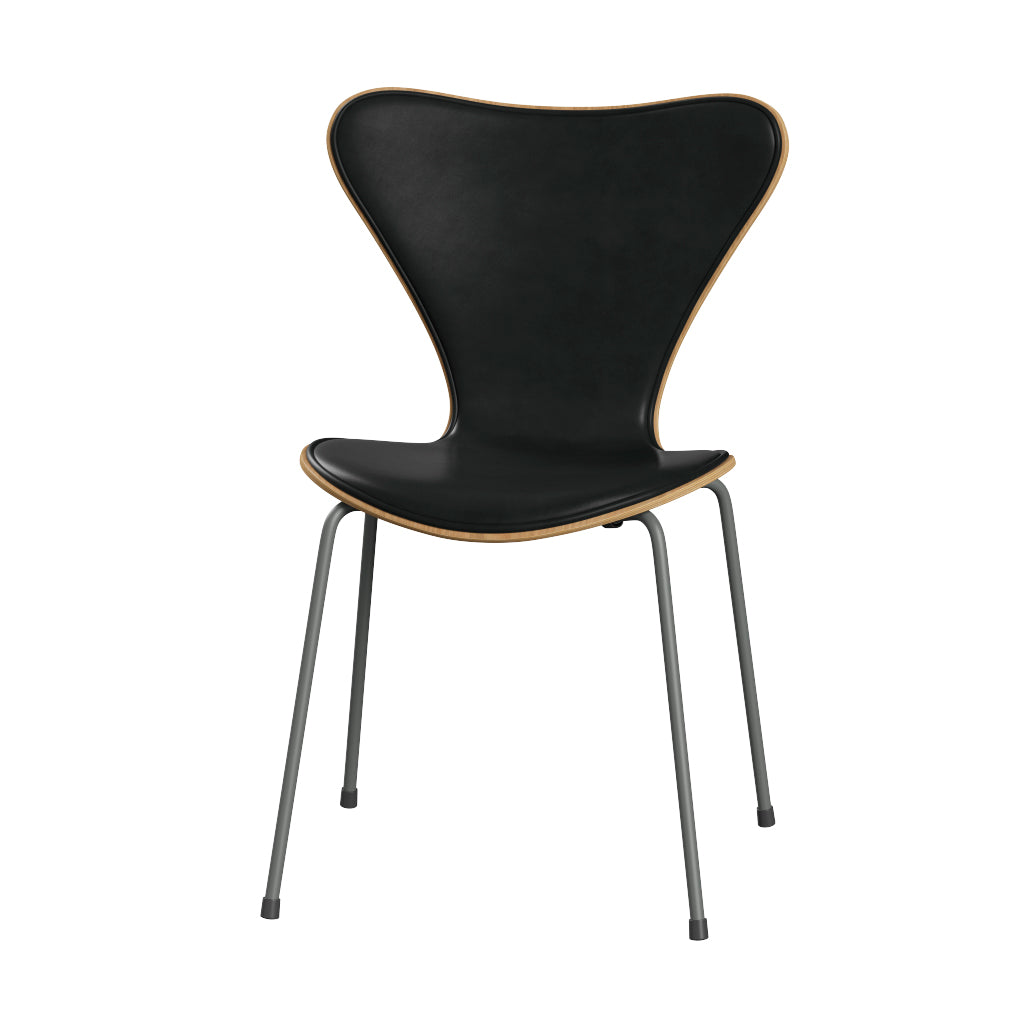 Fritz Hansen - 3107 stol, naturfiner og forsidepolstret i Grace læder - Eg - Sort læder - Silver Grey stel - Jacobsen Plus