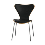 Fritz Hansen - 3107 stol, naturfiner og forsidepolstret i Grace læder - Eg - Sort læder - Silver Grey stel - Jacobsen Plus
