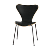 Fritz Hansen - 3107 stol, naturfiner og forsidepolstret i Grace læder - Eg - Sort læder - Warm Graphite stel - Jacobsen Plus