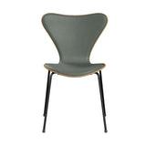 Fritz Hansen - 3107 stol, naturfiner og forsidepolstret i Grace læder - Eg - Concrete Grey læder - Sort stel - Jacobsen Plus