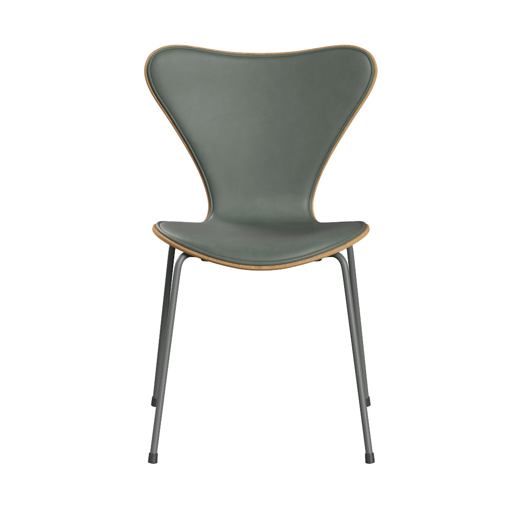 Fritz Hansen - 3107 stol, naturfiner og forsidepolstret i Grace læder - Eg - Concrete Grey læder - Silver Grey stel - Jacobsen Plus
