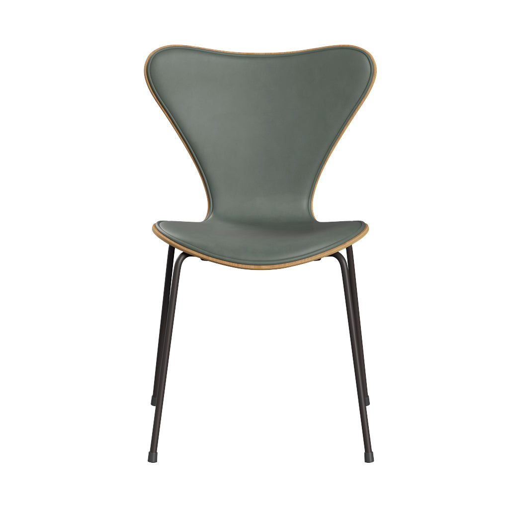 Fritz Hansen - 3107 stol, naturfiner og forsidepolstret i Grace læder - Eg - Concrete Grey læder - Warm Graphite stel - Jacobsen Plus