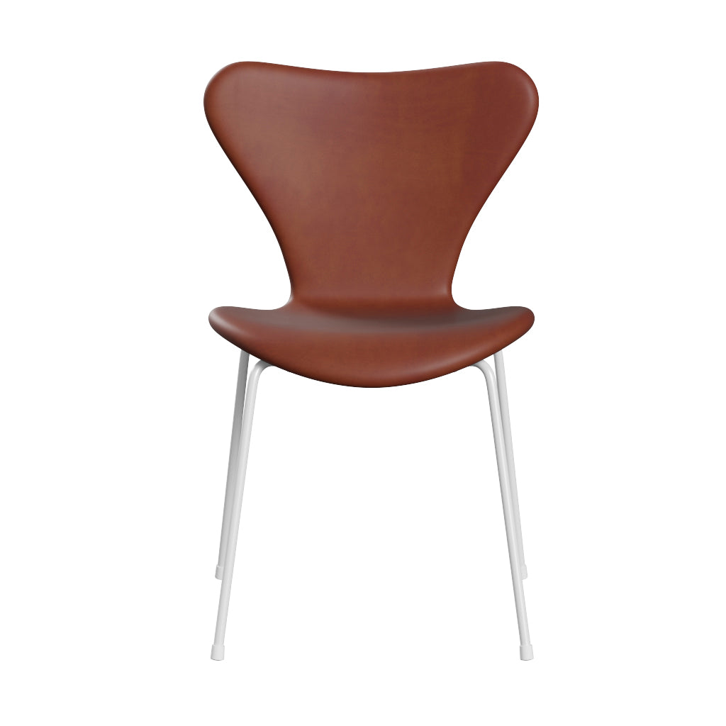 Fritz Hansen - 3107 stol, fuldpolstret i Grace læder - Chestnut læder - White stel - Jacobsen Plus