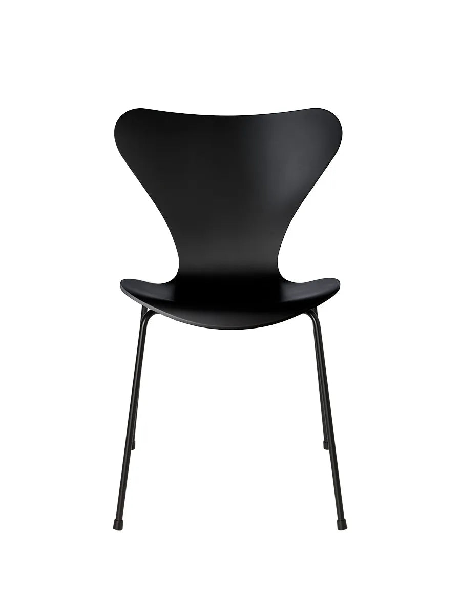 3107 Serie 7 Stuhl lackiert von Arne Jacobsen - Schwarz / Schwarz - Jacobsen Plus