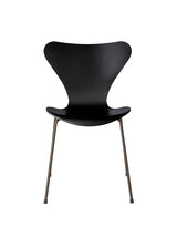 3107 Serie 7 Stuhl lackiert von Arne Jacobsen - Schwarz / Braune Bronze - Jacobsen Plus